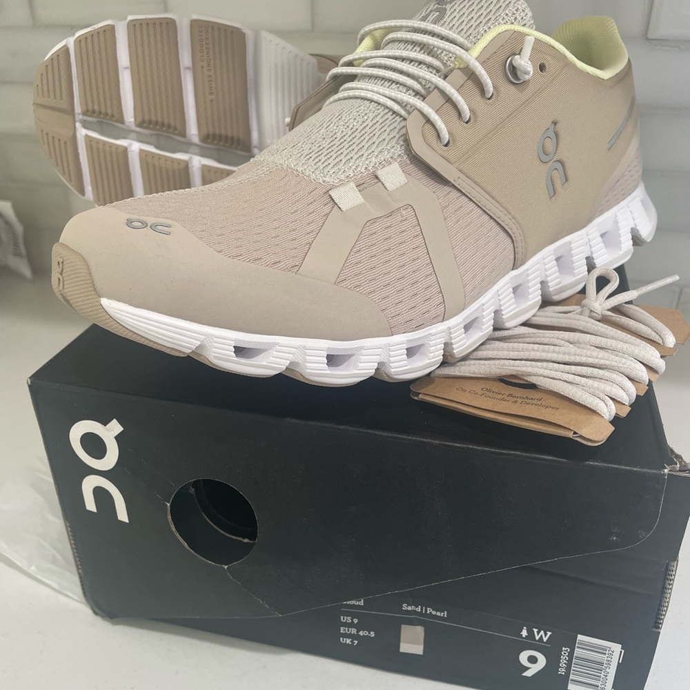 ON CLOUD Brand New, Women’s Size 9